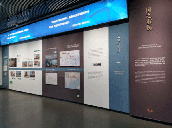 宣絨布加極窄型材展板，亞克力立體字