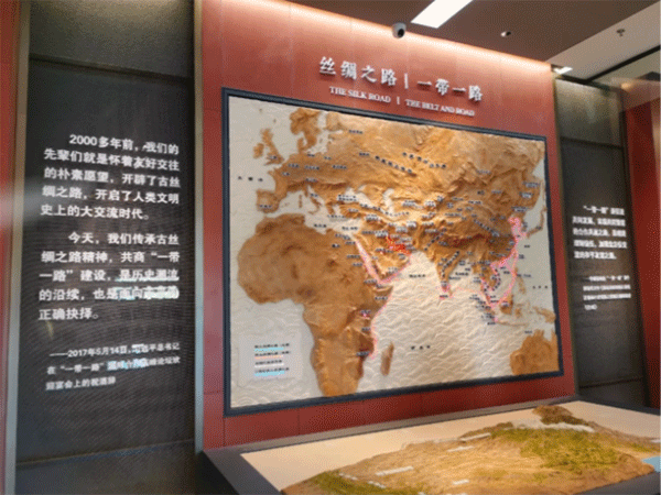 宣絨布加極窄型材展板，亞克力立體字